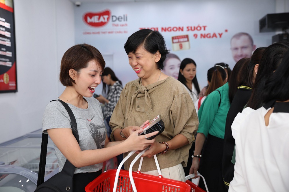 khach-hang-yen-tam-su-dung-thit-mat-meat-deli.jpg